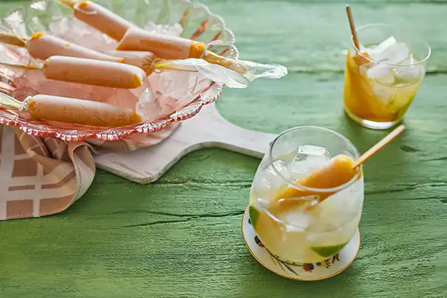 Caipirinha de limão com picolé de manga