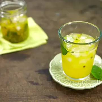 Caipirinha de maracujá com gengibre e folhas de mexerica
