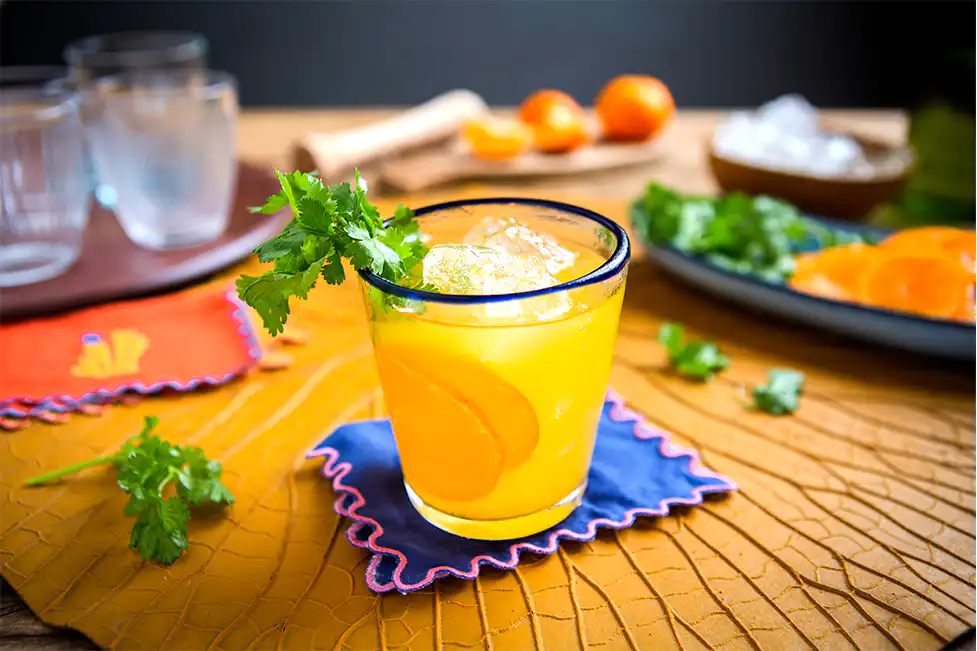 Caipirinha de mexerica com coentro