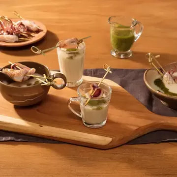 Caldinho de feijão-branco com pesto e espetinhos de lula