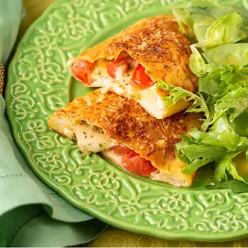 Calzone de queijo com tomate