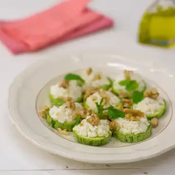 Canapé de abobrinha com ricota e nozes