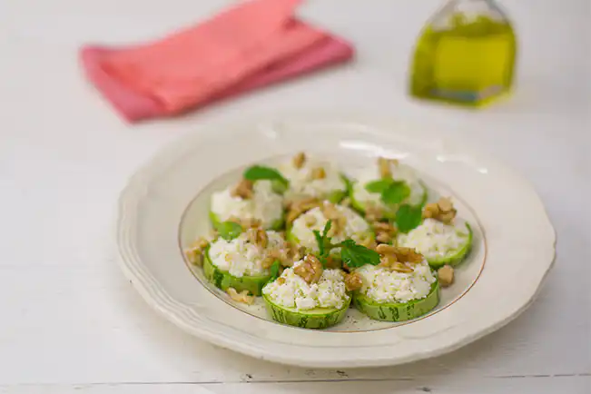 Canapé de abobrinha com ricota e nozes