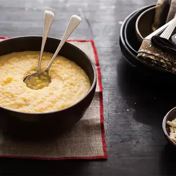 Canjiquinha cremosa com queijo meia-cura