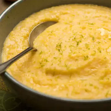 Canjiquinha cremosa com queijo meia-cura e raspas de limão