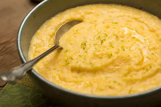 Receita de Canjiquinha cremosa com queijo meia-cura e raspas de limão