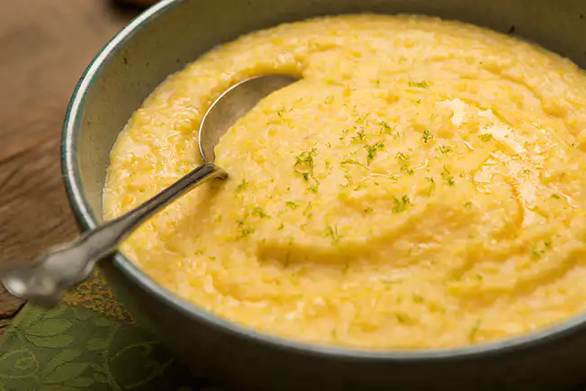 Canjiquinha cremosa com queijo meia-cura e raspas de limão