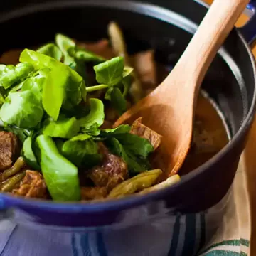 Carne com vagem e agrião na cachaça