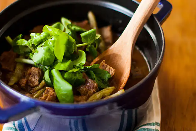 Carne com vagem e agrião na cachaça