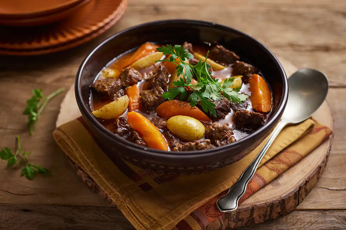 Carne de panela com batata e cenoura na pressão