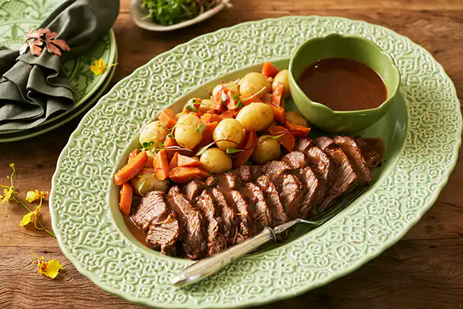 Carne de panela com batata e cenoura