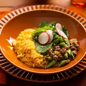 Carne moída com vagem, farofa de cenoura e saladinha de rabanete