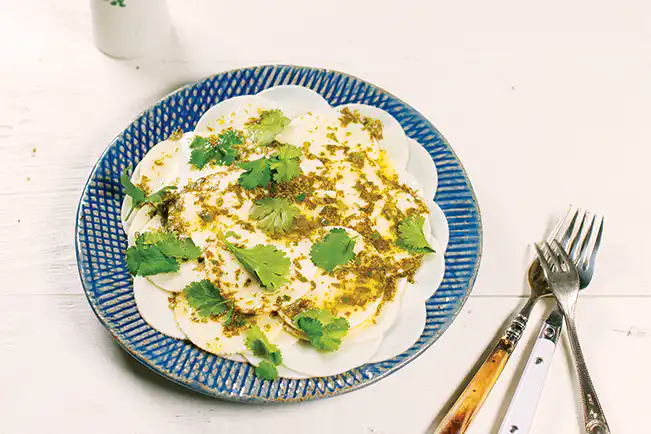 Carpaccio de palmito com molho de coentro