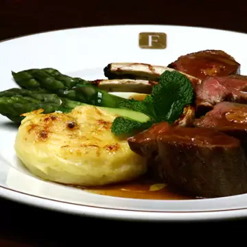 Carre d'agnello con fegato grasso e salsa alla menta - carré de cordeiro com fígado de ganso e molho de hortelã