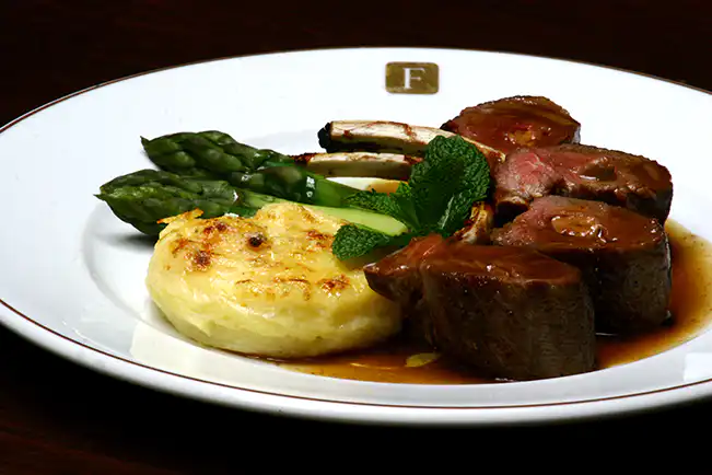 Carre d'agnello con fegato grasso e salsa alla menta - carré de cordeiro com fígado de ganso e molho de hortelã