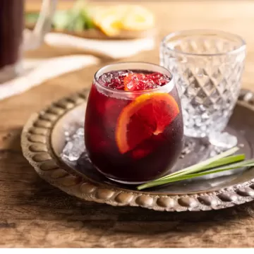Chá de hibisco com erva-cidreira e laranja