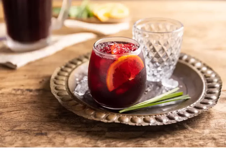 Receita de Chá de hibisco com erva-cidreira e laranja