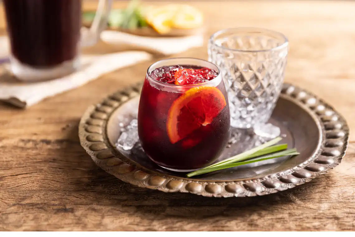 Chá de hibisco com erva-cidreira e laranja