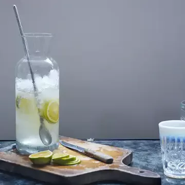 Chá verde gelado com laranja
