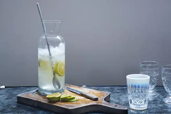 Chá verde gelado com laranja