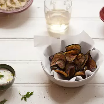Chips de berinjela com molho tahine