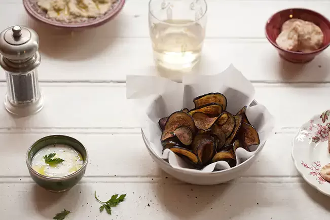 Receita de Chips de berinjela com molho tahine
