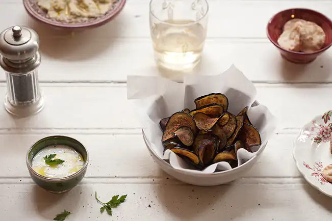 Chips de berinjela com molho tahine