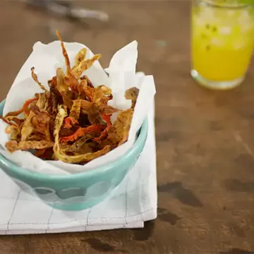 Chips de casca de batata-doce e cenoura