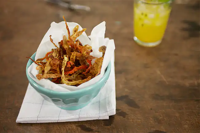 Chips de casca de batata-doce e cenoura