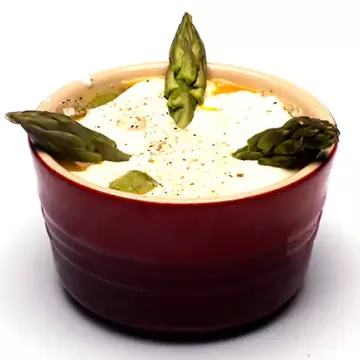 Cocotte de aspargos com presunto cru