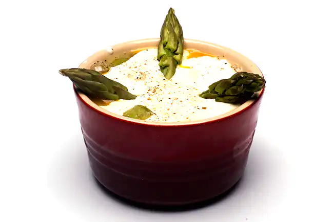 Cocotte de aspargos com presunto cru