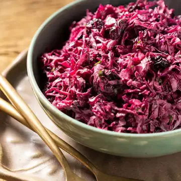 Coleslaw roxo de repolho e beterraba