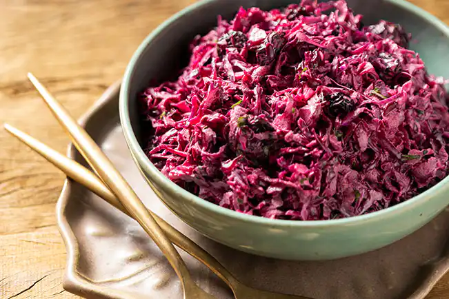Coleslaw roxo de repolho e beterraba