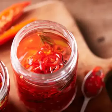 Conserva de pimenta dedo-de-moça com alho e alecrim