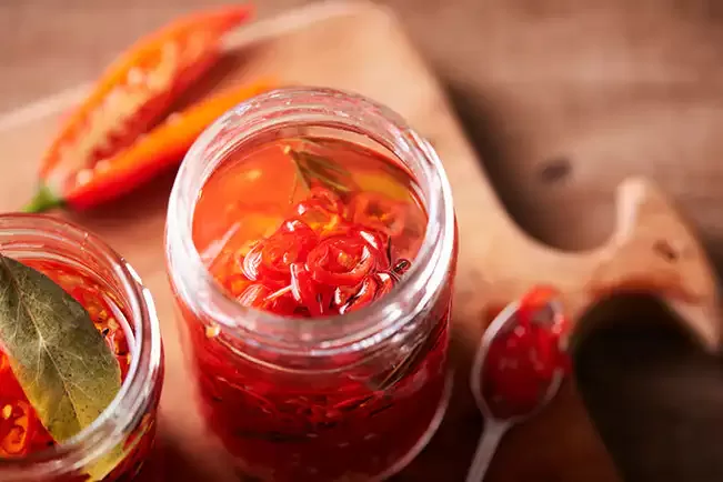 Receita de Conserva de pimenta dedo-de-moça com alho e alecrim