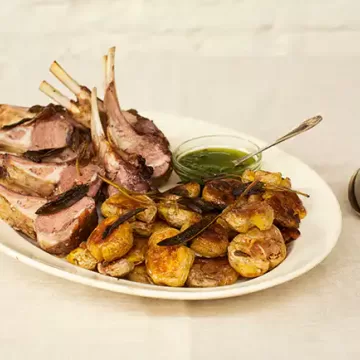 Cordeiro com batata ao murro e molho de ervas