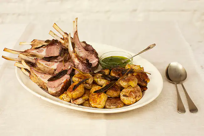 Cordeiro com batata ao murro e molho de ervas