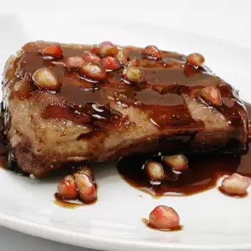 Costelinha de porco ao molho de romã