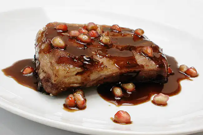 Costelinha de porco ao molho de romã