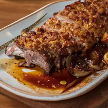 Costelinha de porco com geleia em crosta de castanha-de-caju