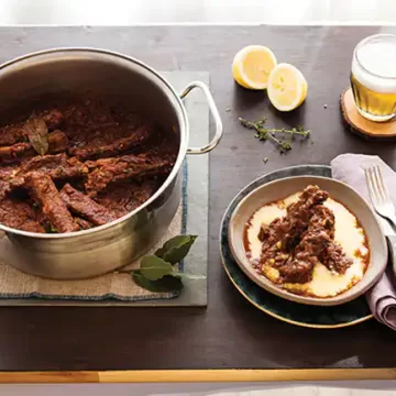 Costelinha de porco com molho mediterrâneo de tomate