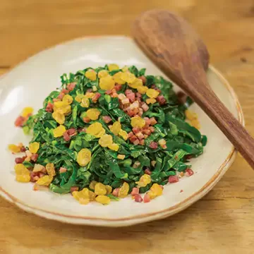 Couve refogada com bacon e uva-passa