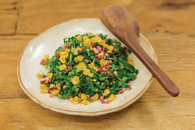 Couve refogada com bacon e uva-passa