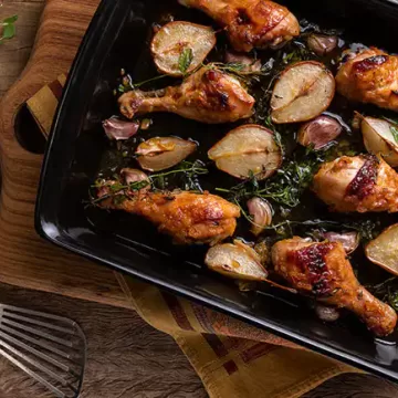 Coxa de frango assada com geleia de laranja e miniperas