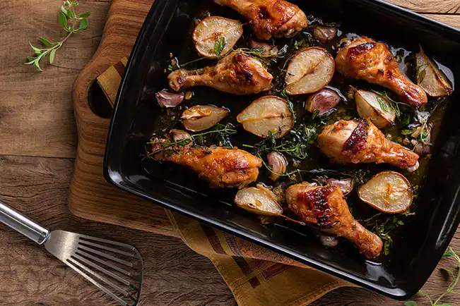 Coxa de frango assada com geleia de laranja e miniperas