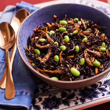 Cozido de alga hijiki com cenoura, tofu e edamame (hijiki no nimono)