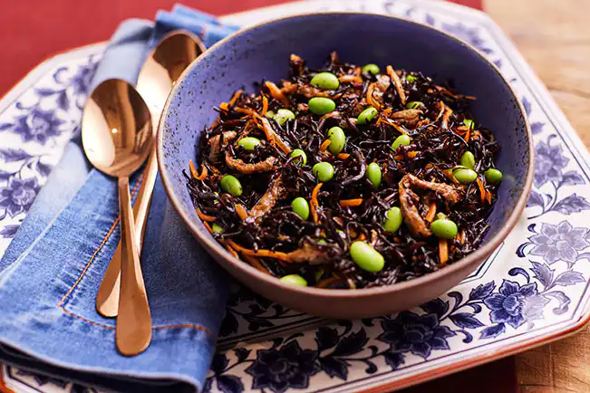 Cozido de alga hijiki com cenoura, tofu e edamame (hijiki no nimono)