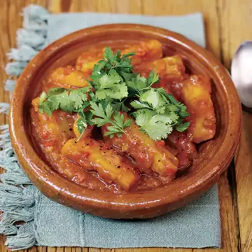 Cozido de mandioca com bacon e tomate