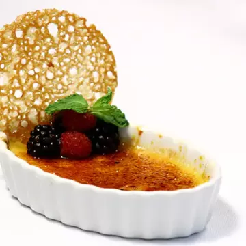 Crème brûlée de gengibre ao perfume de laranja e baunilha