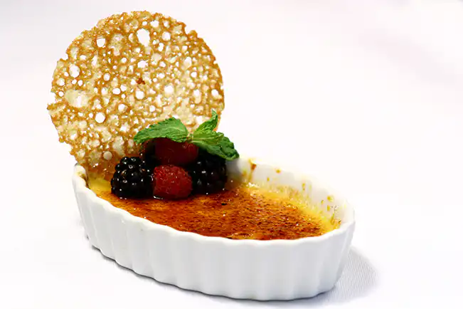 Crème brûlée de gengibre ao perfume de laranja e baunilha
